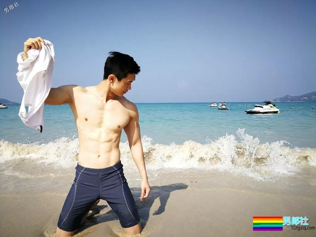 网红健身教练“脱”西装走红！精壮肌肉大长腿，被他撩到了~ - 51虹马