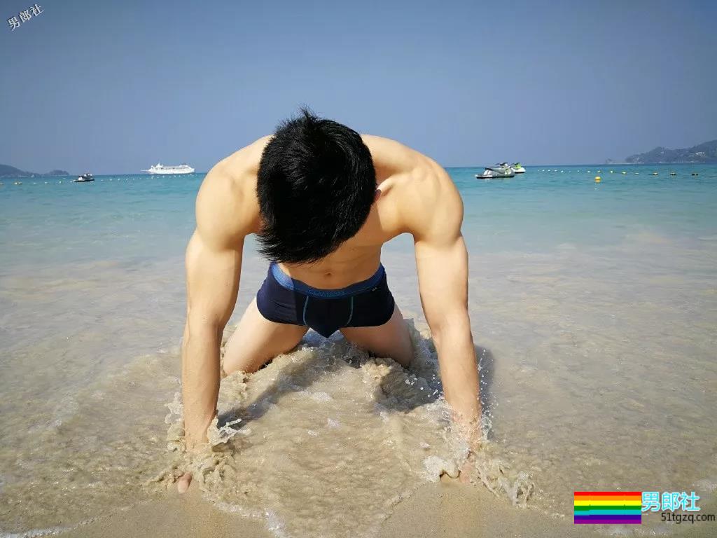 网红健身教练“脱”西装走红！精壮肌肉大长腿，被他撩到了~ - 51虹马