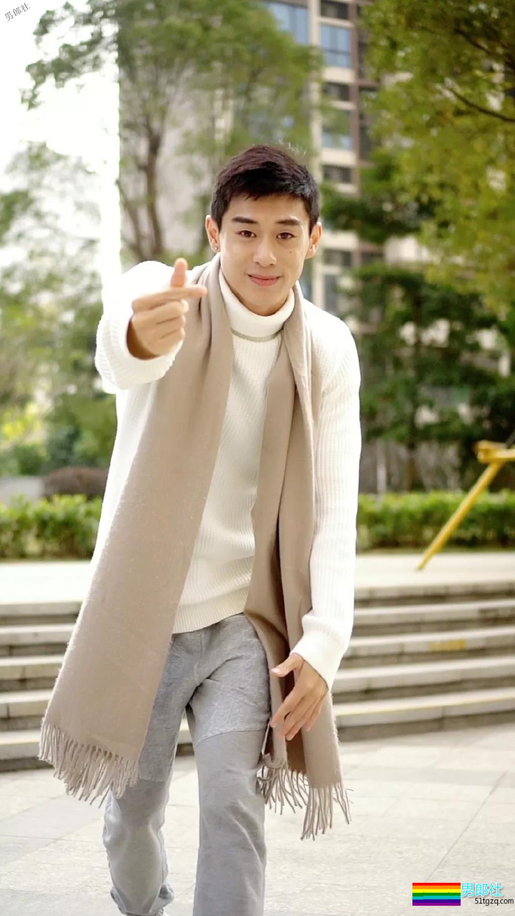 网红健身教练“脱”西装走红！精壮肌肉大长腿，被他撩到了~ - 51虹马