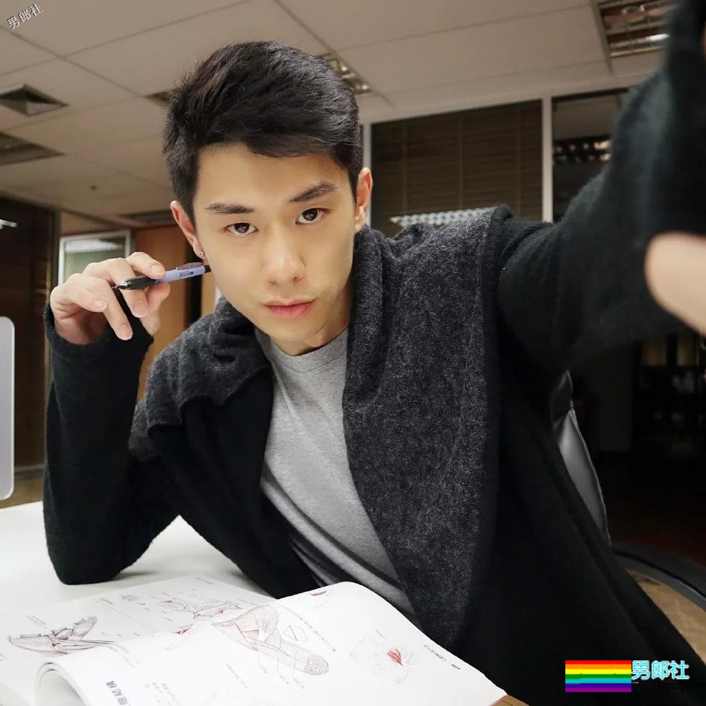 网红健身教练“脱”西装走红！精壮肌肉大长腿，被他撩到了~ - 51虹马