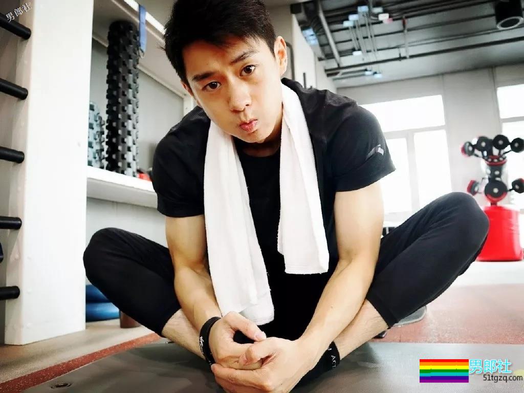 网红健身教练“脱”西装走红！精壮肌肉大长腿，被他撩到了~ - 51虹马