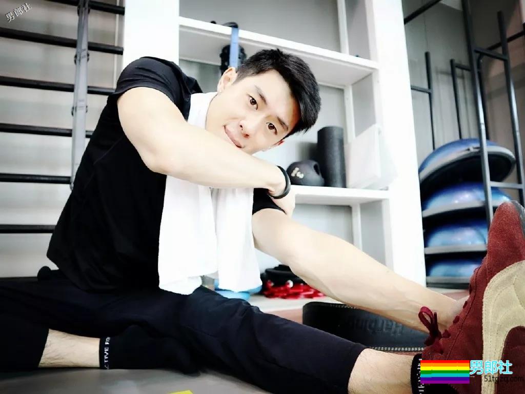 网红健身教练“脱”西装走红！精壮肌肉大长腿，被他撩到了~ - 51虹马