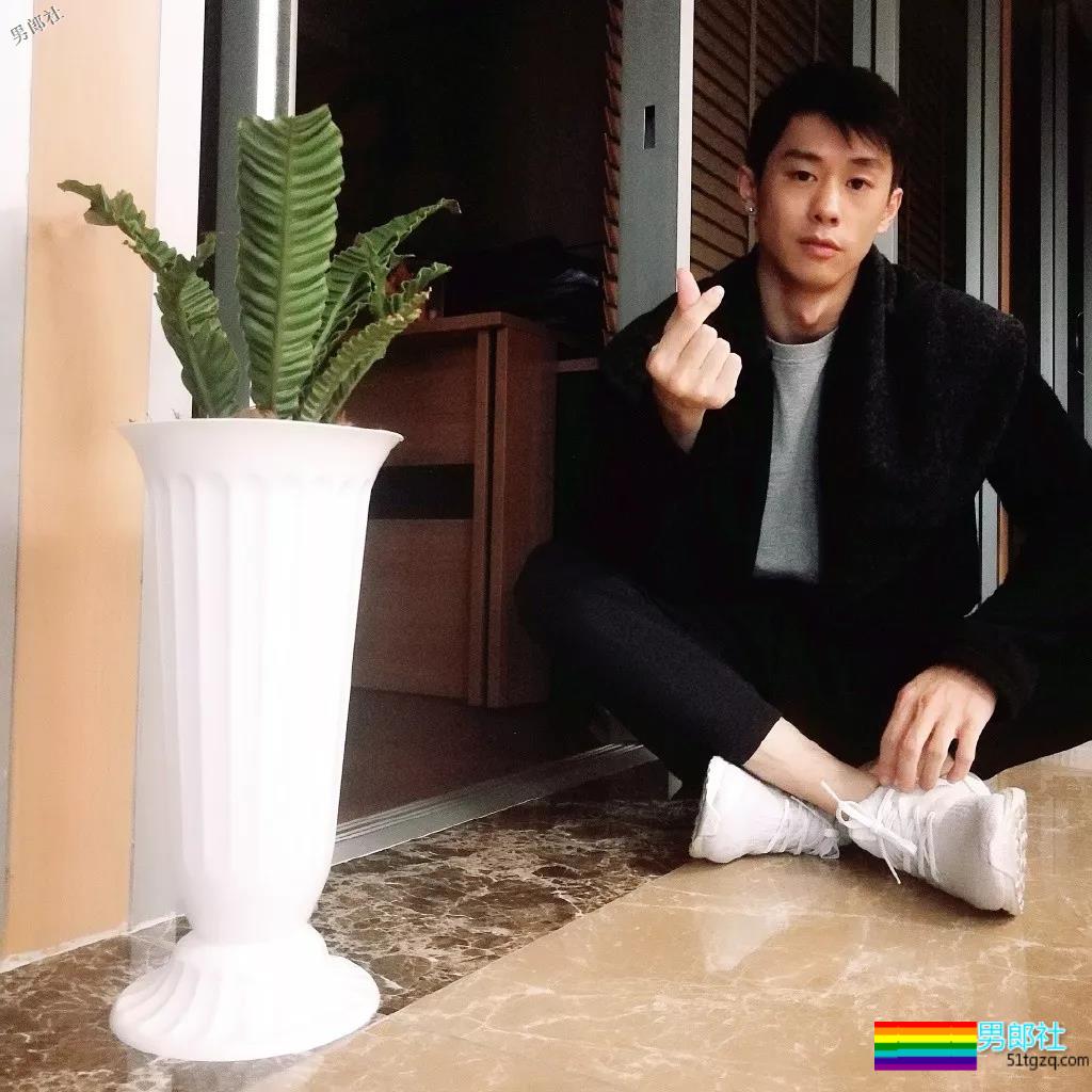 网红健身教练“脱”西装走红！精壮肌肉大长腿，被他撩到了~ - 51虹马