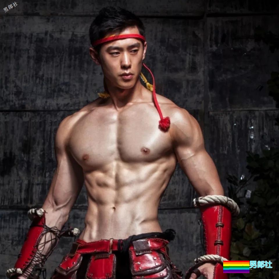 网红健身教练“脱”西装走红！精壮肌肉大长腿，被他撩到了~ - 51虹马