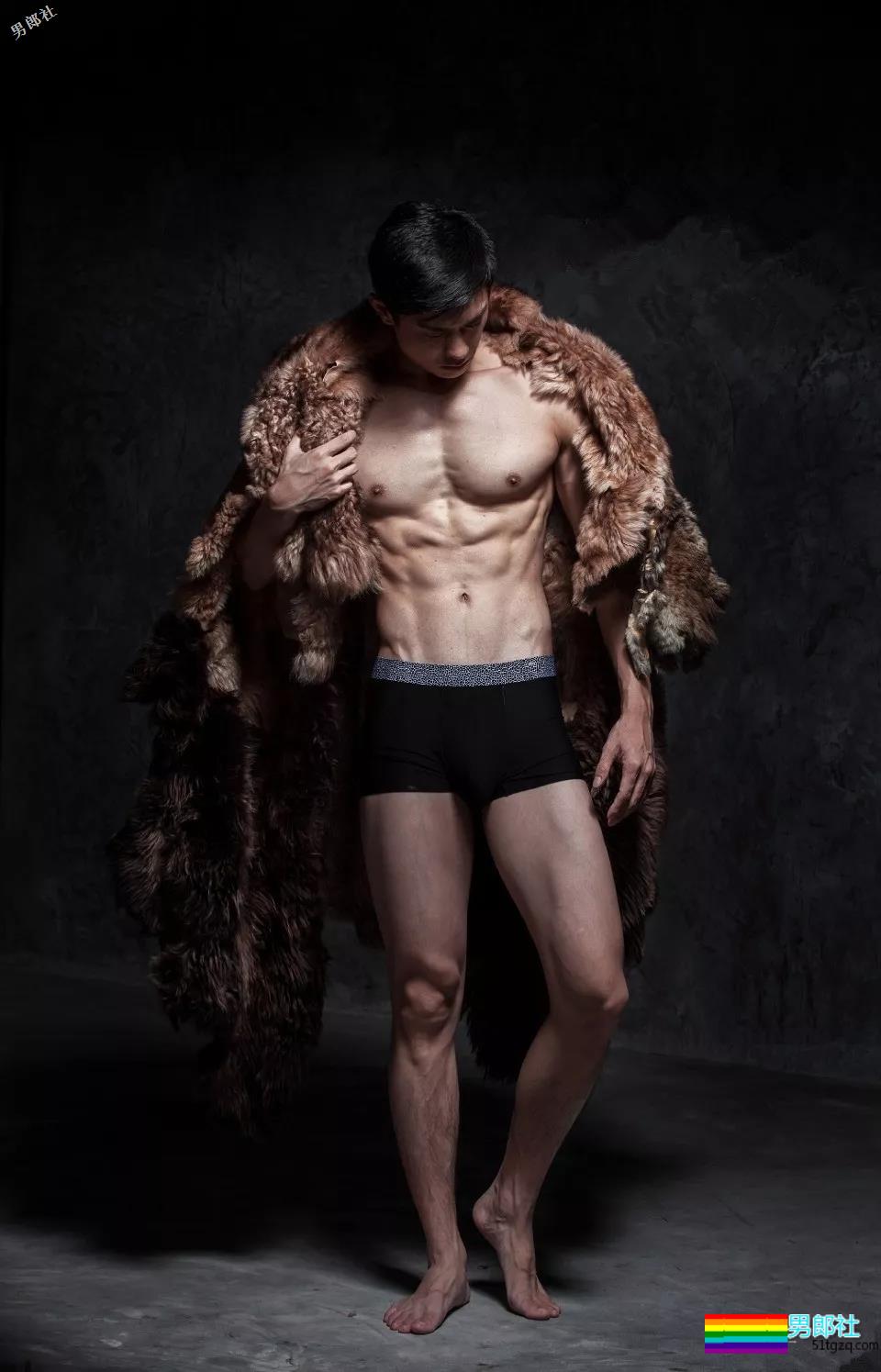 网红健身教练“脱”西装走红！精壮肌肉大长腿，被他撩到了~ - 51虹马