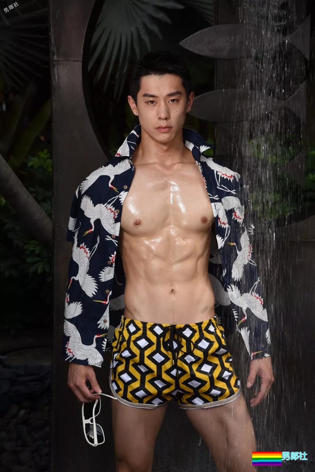 网红健身教练“脱”西装走红！精壮肌肉大长腿，被他撩到了~ - 51虹马