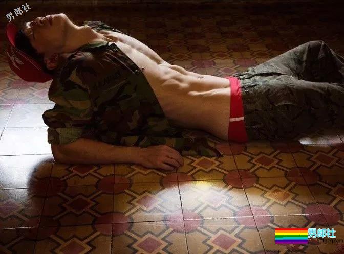 网红健身教练“脱”西装走红！精壮肌肉大长腿，被他撩到了~ - 51虹马