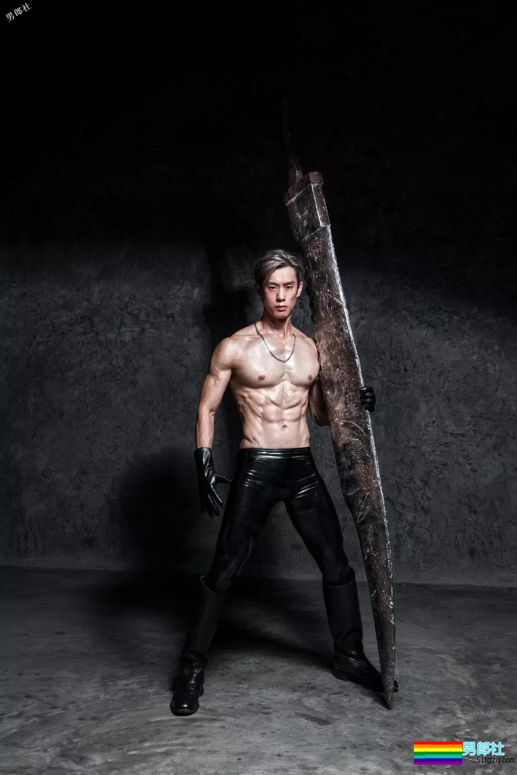 网红健身教练“脱”西装走红！精壮肌肉大长腿，被他撩到了~ - 51虹马