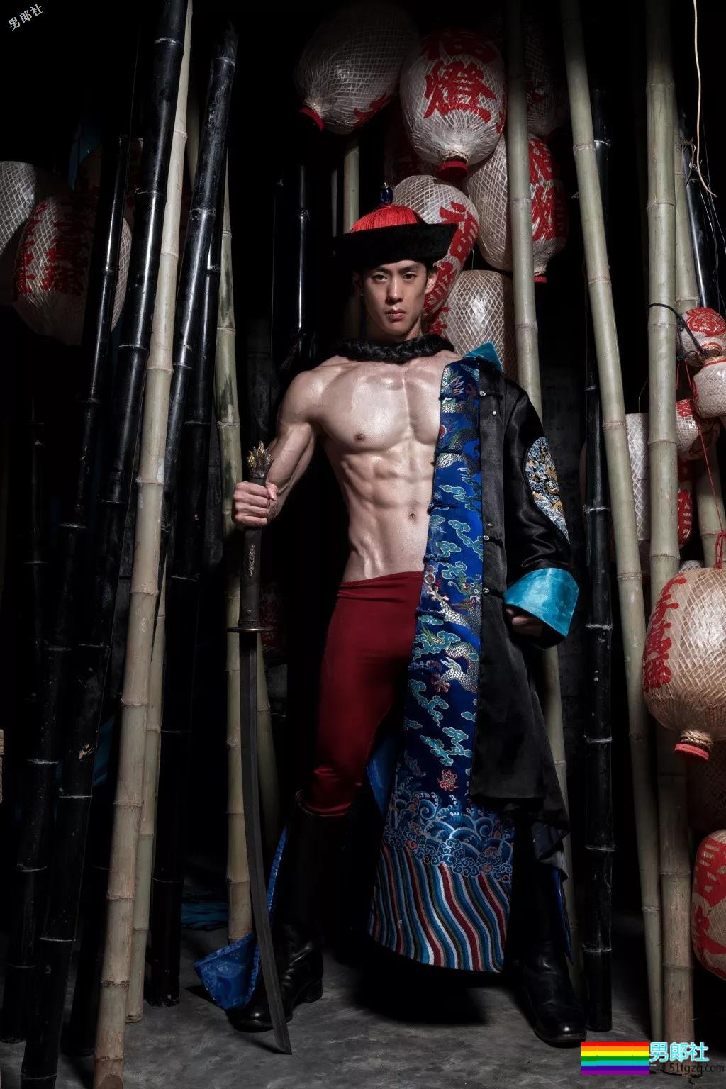 网红健身教练“脱”西装走红！精壮肌肉大长腿，被他撩到了~ - 51虹马