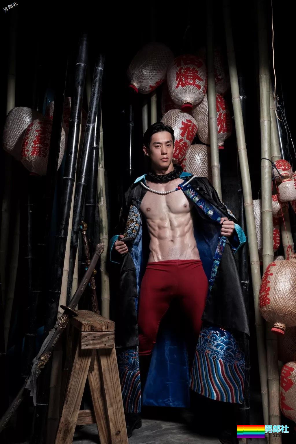 网红健身教练“脱”西装走红！精壮肌肉大长腿，被他撩到了~ - 51虹马