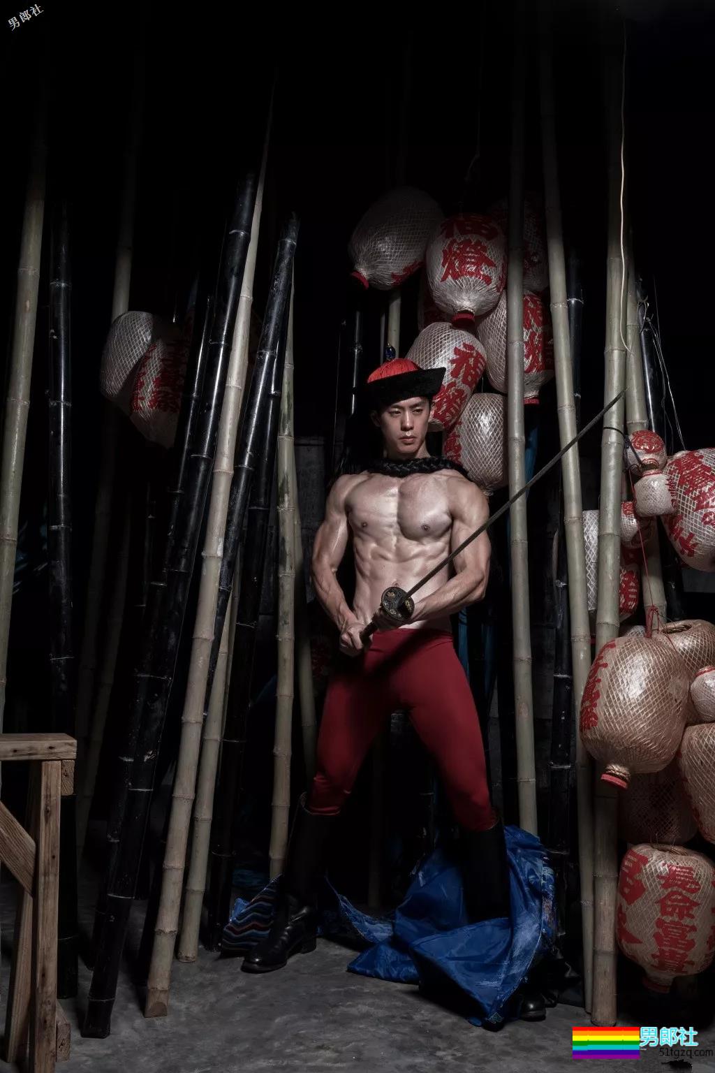 网红健身教练“脱”西装走红！精壮肌肉大长腿，被他撩到了~ - 51虹马