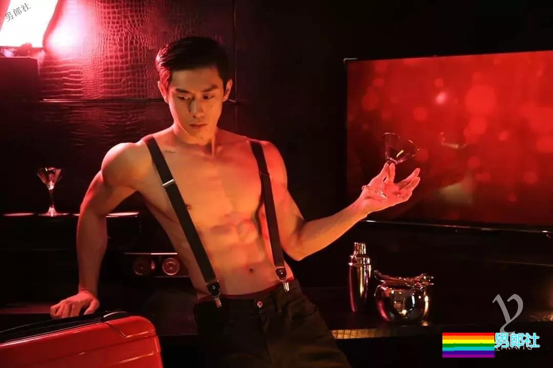 网红健身教练“脱”西装走红！精壮肌肉大长腿，被他撩到了~ - 51虹马