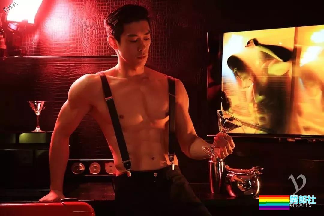 网红健身教练“脱”西装走红！精壮肌肉大长腿，被他撩到了~ - 51虹马