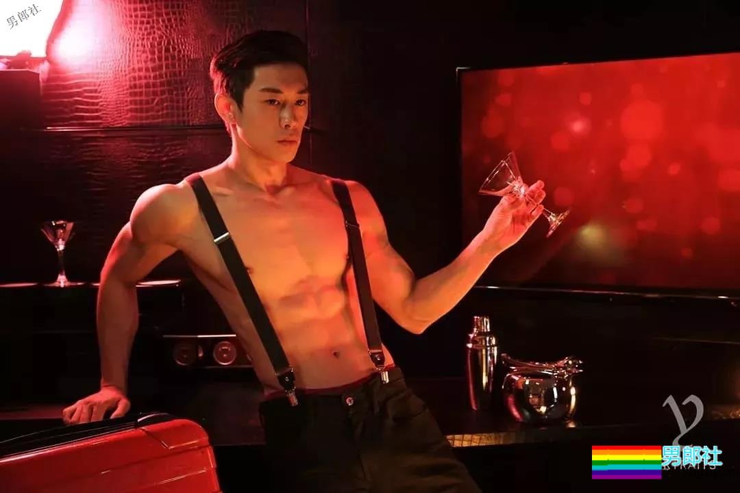 网红健身教练“脱”西装走红！精壮肌肉大长腿，被他撩到了~ - 51虹马