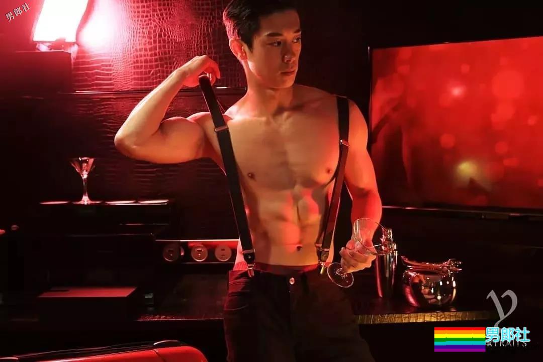 网红健身教练“脱”西装走红！精壮肌肉大长腿，被他撩到了~ - 51虹马