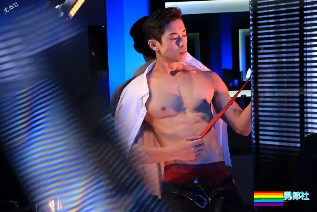 网红健身教练“脱”西装走红！精壮肌肉大长腿，被他撩到了~ - 51虹马