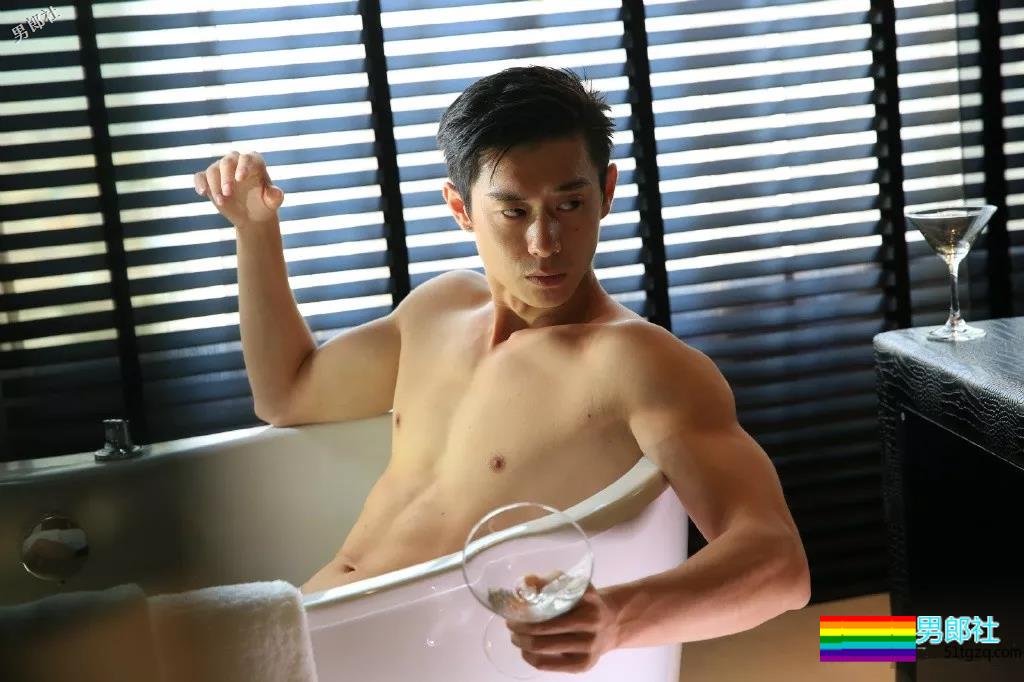 网红健身教练“脱”西装走红！精壮肌肉大长腿，被他撩到了~ - 51虹马