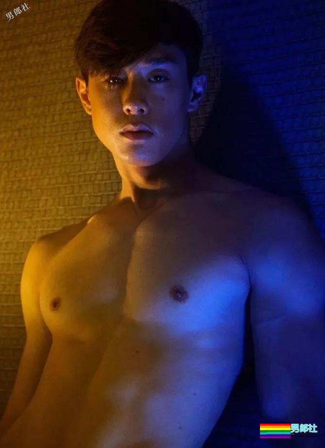 网红健身教练“脱”西装走红！精壮肌肉大长腿，被他撩到了~ - 51虹马