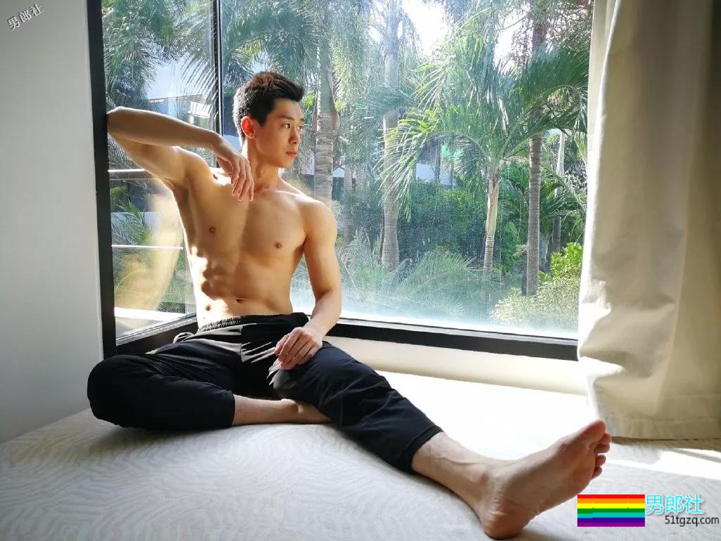 网红健身教练“脱”西装走红！精壮肌肉大长腿，被他撩到了~ - 51虹马