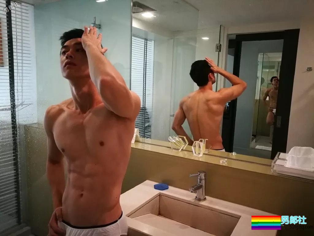 网红健身教练“脱”西装走红！精壮肌肉大长腿，被他撩到了~ - 51虹马