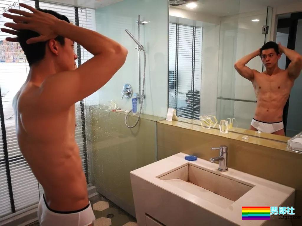 网红健身教练“脱”西装走红！精壮肌肉大长腿，被他撩到了~ - 51虹马