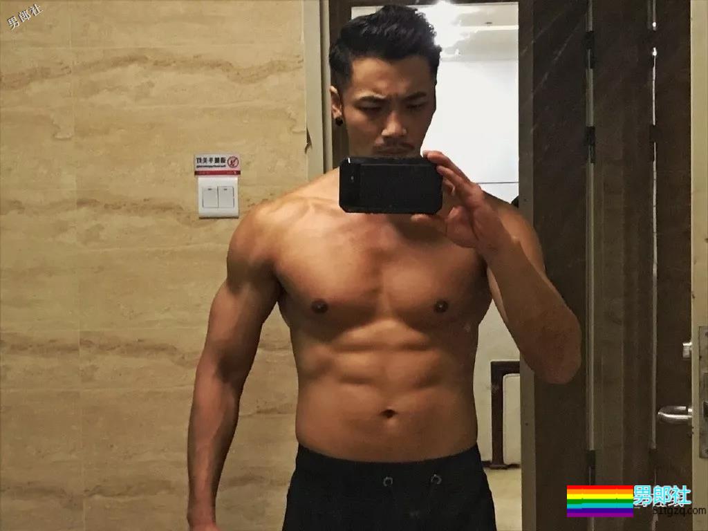 与张艺兴“抬杠”相爱相杀！痞帅铁拳男星，肌肉爆表身材吸睛！ - 51虹马