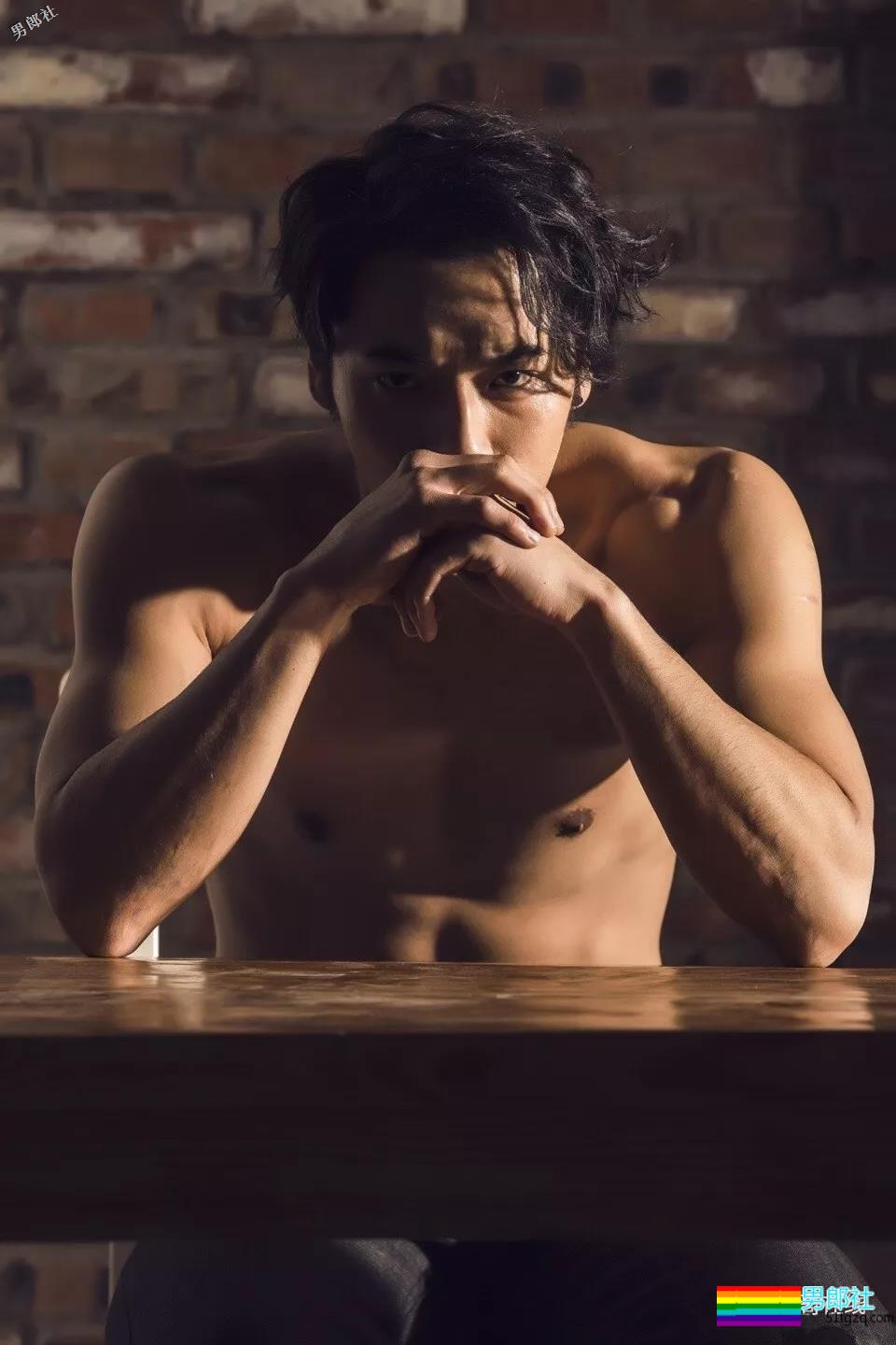 与张艺兴“抬杠”相爱相杀！痞帅铁拳男星，肌肉爆表身材吸睛！ - 51虹马