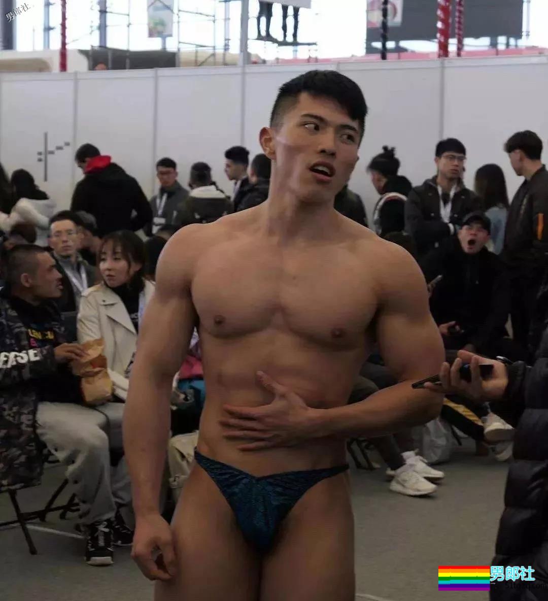 只穿小内内的肌肉男模确实很好看！！ - 51虹马