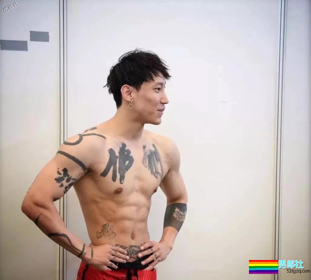 只穿小内内的肌肉男模确实很好看！！ - 51虹马