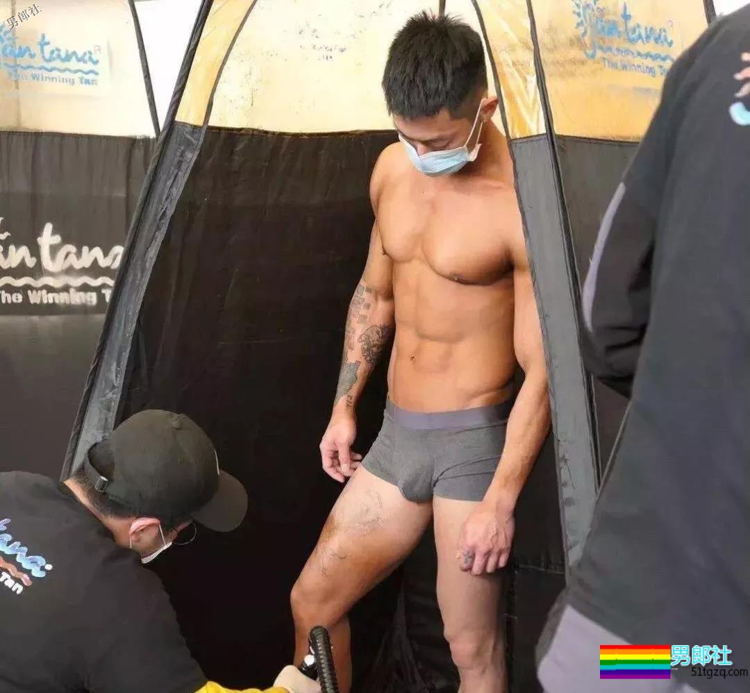 只穿小内内的肌肉男模确实很好看！！ - 51虹马