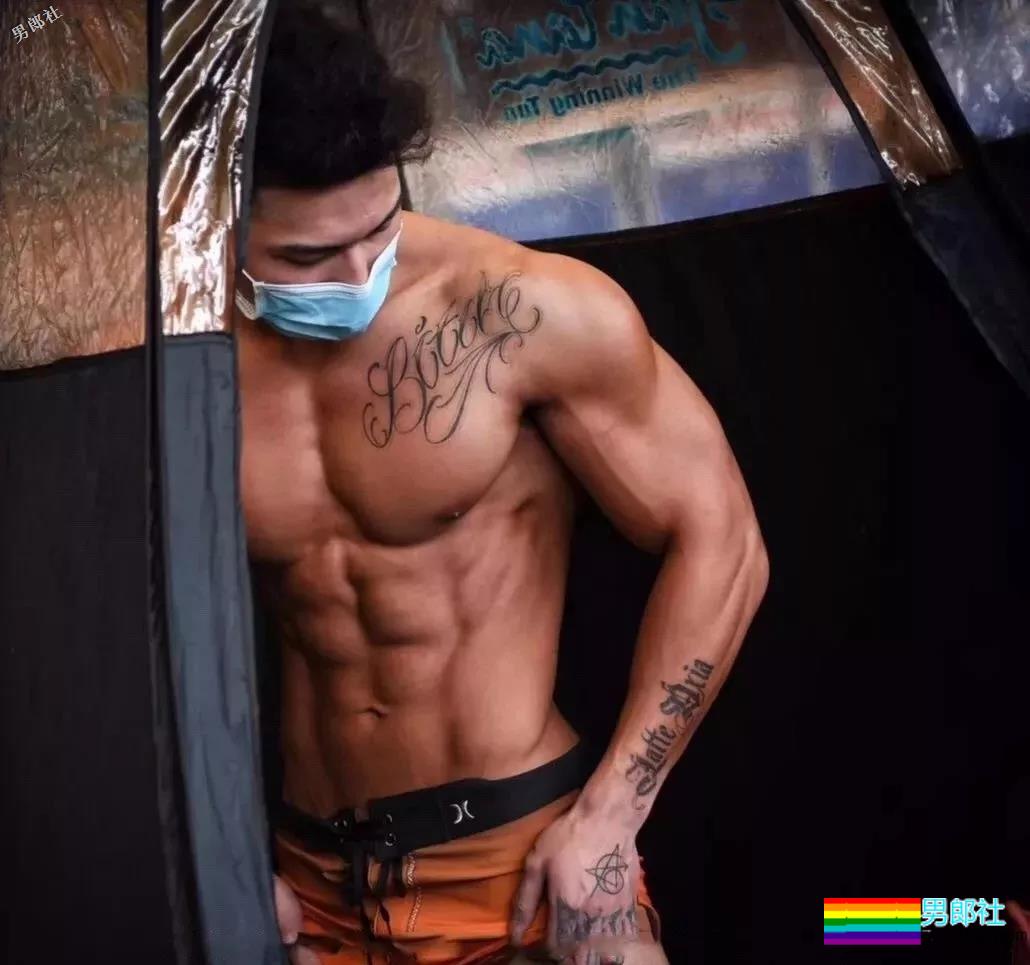 只穿小内内的肌肉男模确实很好看！！ - 51虹马