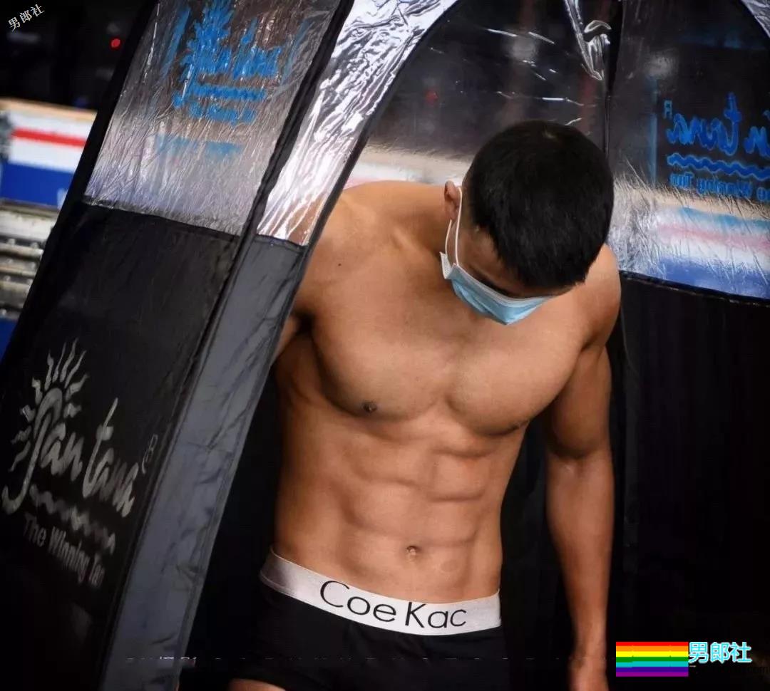 只穿小内内的肌肉男模确实很好看！！ - 51虹马