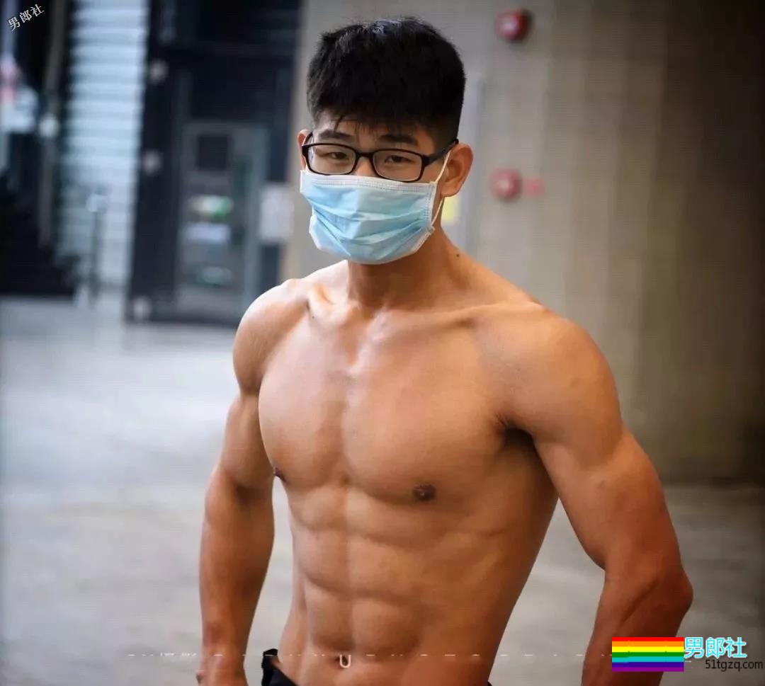 只穿小内内的肌肉男模确实很好看！！ - 51虹马