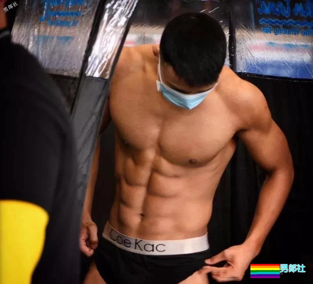 只穿小内内的肌肉男模确实很好看！！ - 51虹马