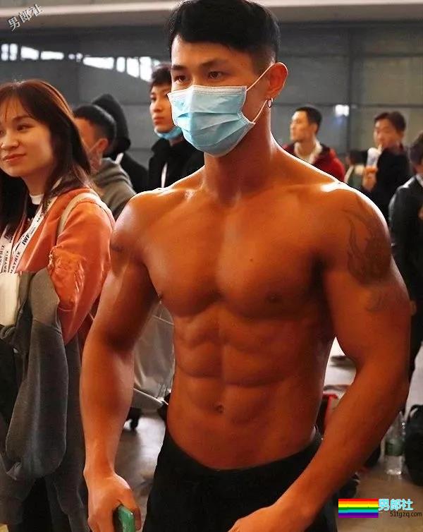 只穿小内内的肌肉男模确实很好看！！ - 51虹马