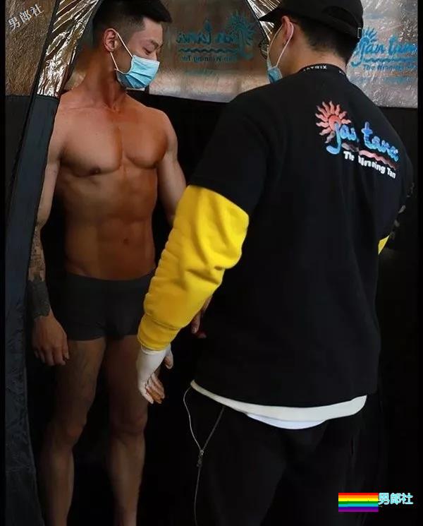 只穿小内内的肌肉男模确实很好看！！ - 51虹马