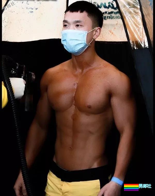 只穿小内内的肌肉男模确实很好看！！ - 51虹马