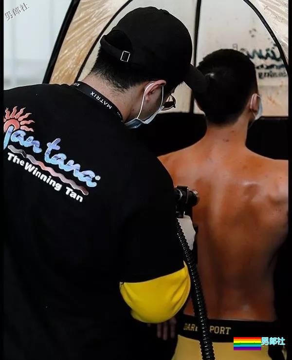 只穿小内内的肌肉男模确实很好看！！ - 51虹马