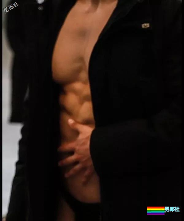 只穿小内内的肌肉男模确实很好看！！ - 51虹马