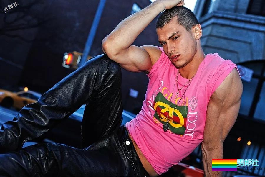 从Troye的男朋友到Mariah Carey的小男宠，这个男模找到了新门路！ - 51虹马