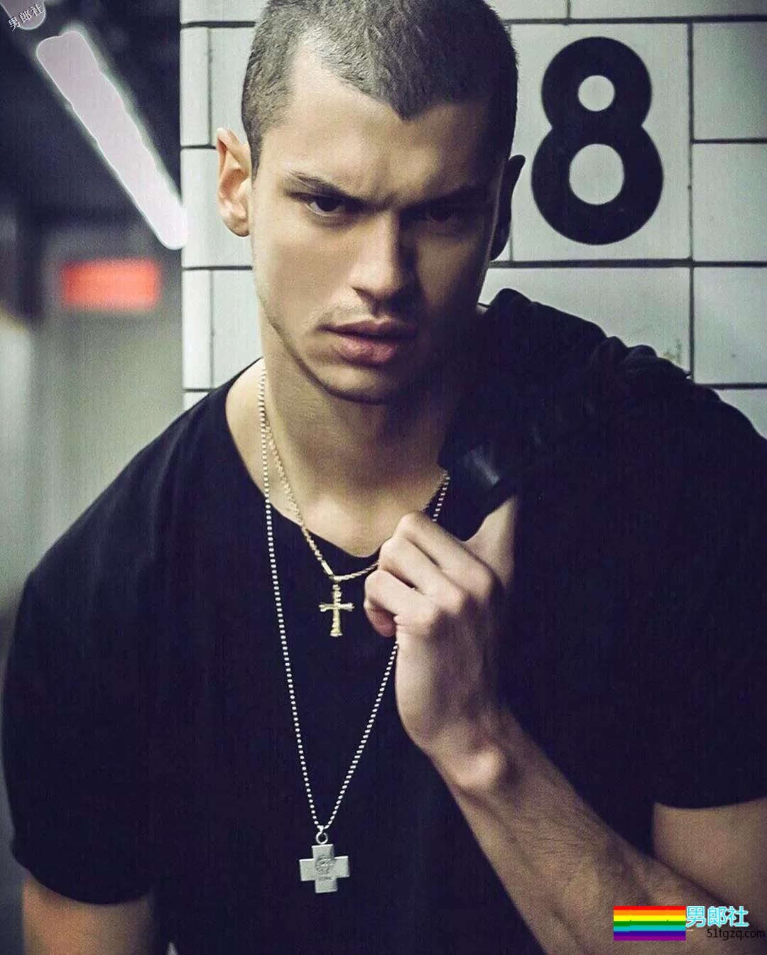 从Troye的男朋友到Mariah Carey的小男宠，这个男模找到了新门路！ - 51虹马