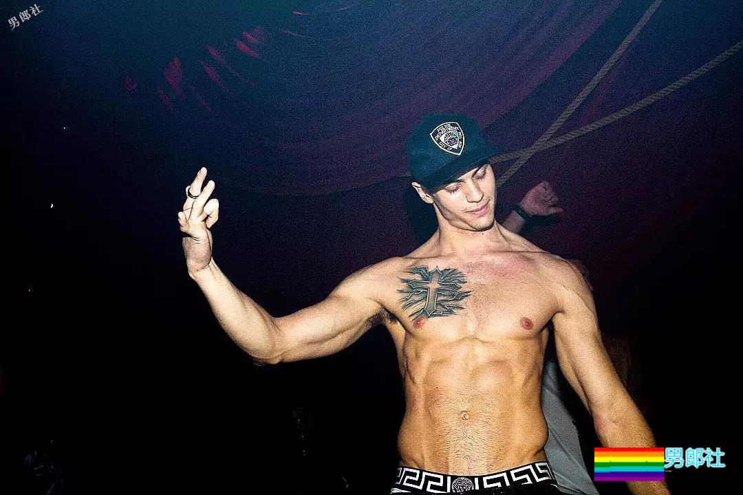 从Troye的男朋友到Mariah Carey的小男宠，这个男模找到了新门路！ - 51虹马