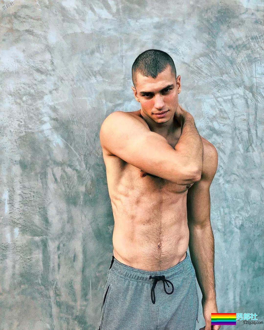 从Troye的男朋友到Mariah Carey的小男宠，这个男模找到了新门路！ - 51虹马