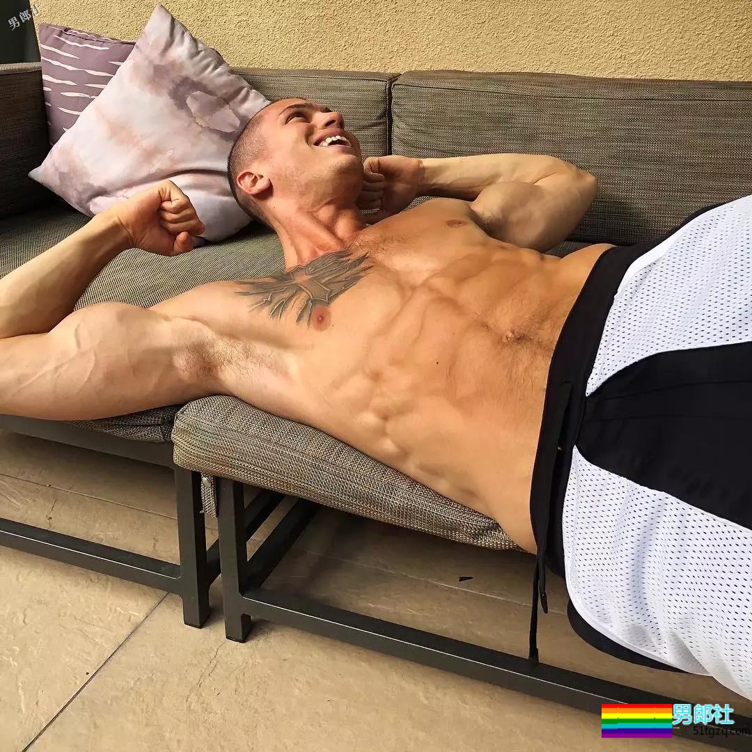 从Troye的男朋友到Mariah Carey的小男宠，这个男模找到了新门路！ - 51虹马