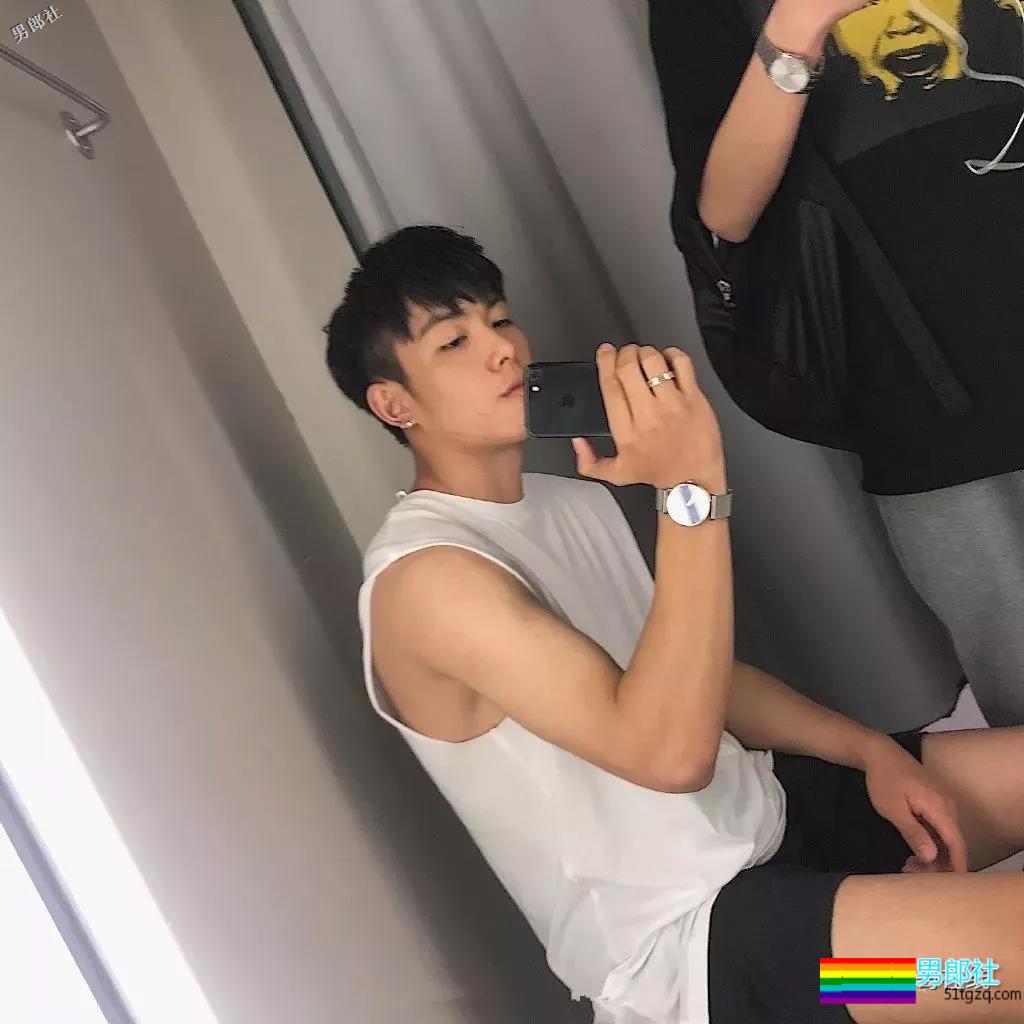 干净帅气还有小腹肌的少年，是多少人的理想型？ - 51虹马