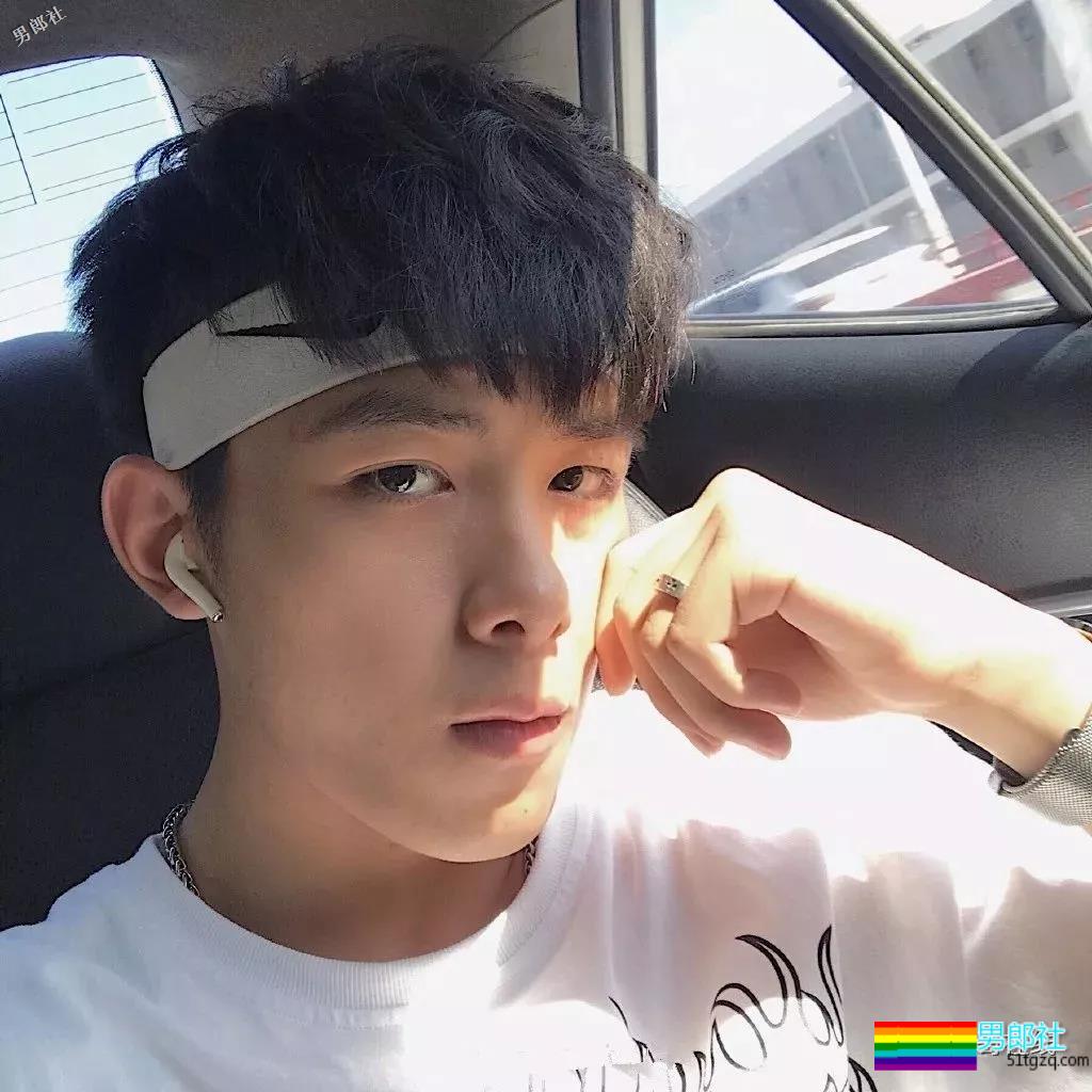 干净帅气还有小腹肌的少年,是多少人的理想型? - 51虹马 干净帅气还有小腹肌的少年,是多少人的理想型? - 51虹马