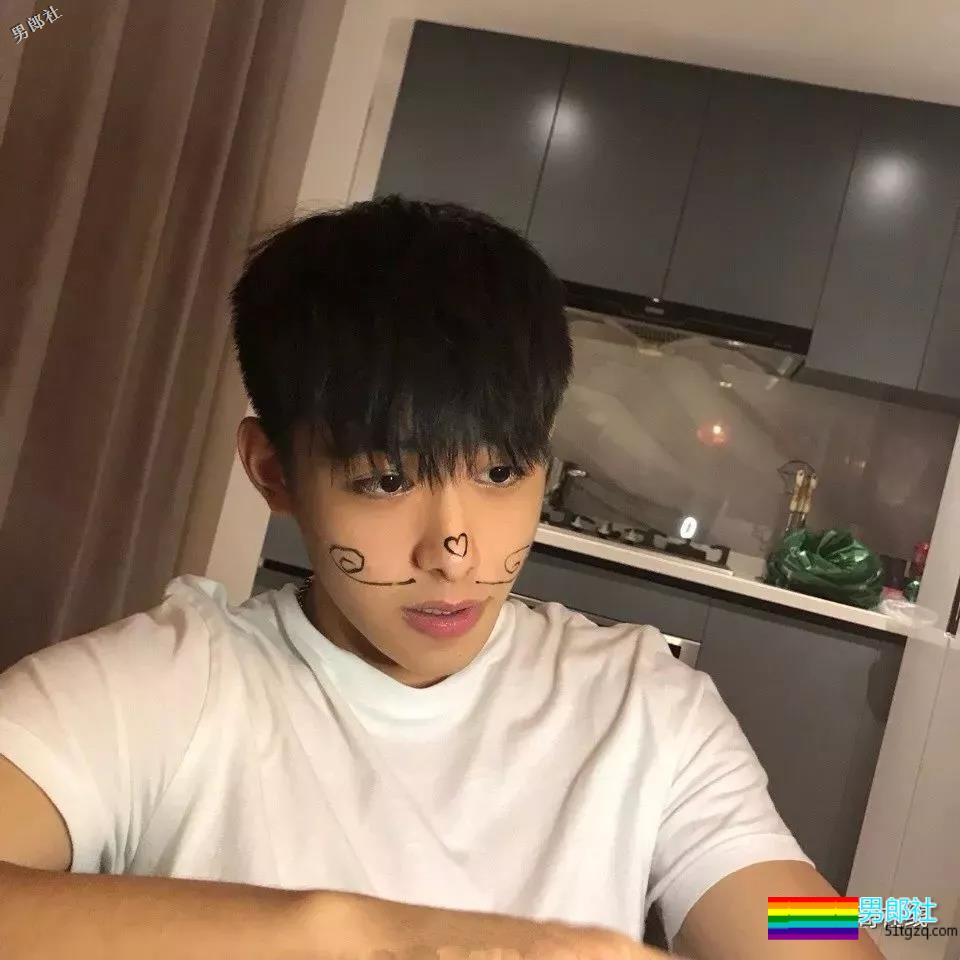 干净帅气还有小腹肌的少年，是多少人的理想型？ - 51虹马