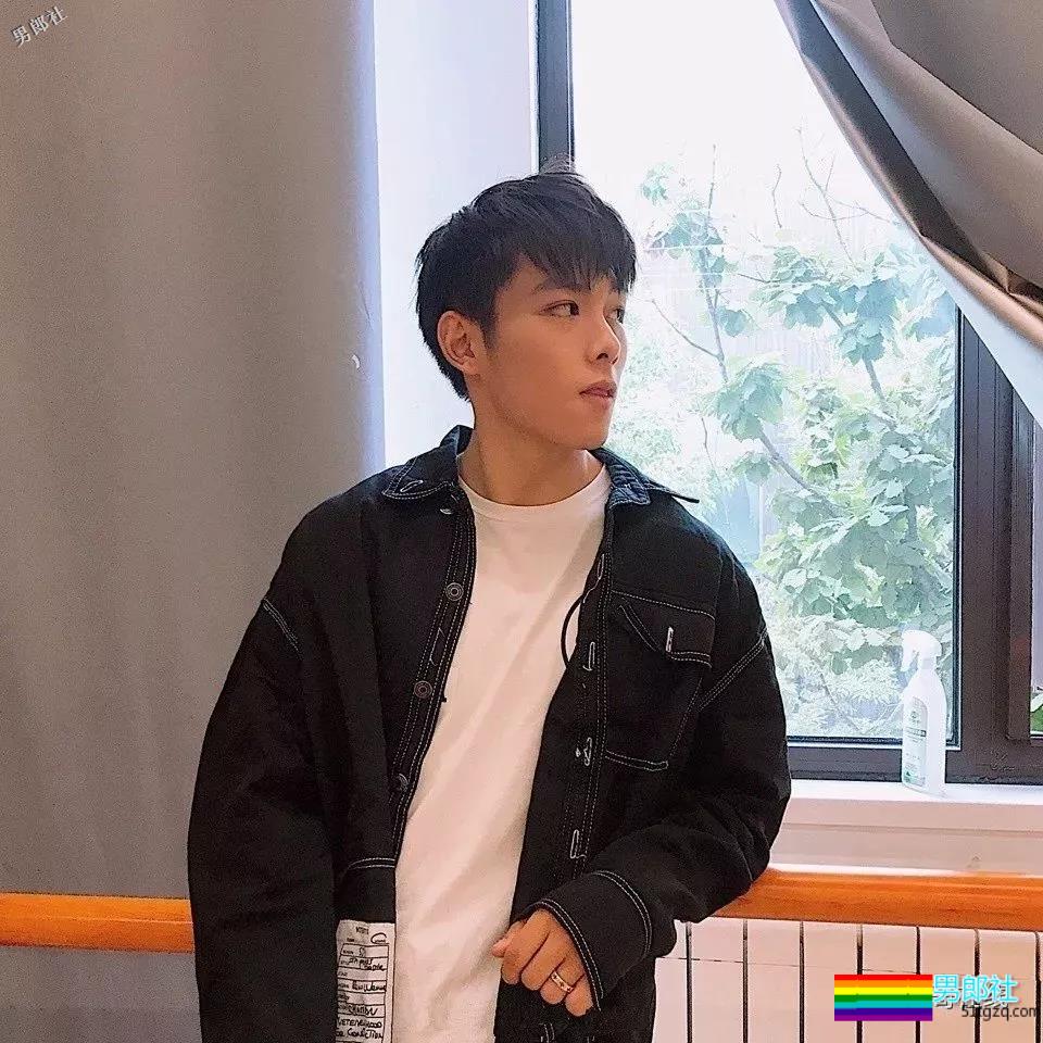 干净帅气还有小腹肌的少年，是多少人的理想型？ - 51虹马