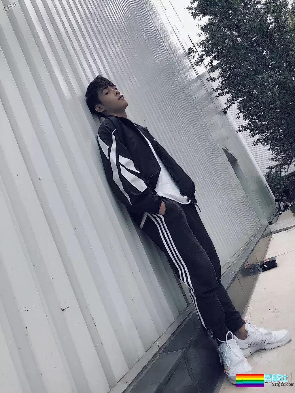 干净帅气还有小腹肌的少年,是多少人的理想型? - 51虹马 干净帅气还有小腹肌的少年,是多少人的理想型? - 51虹马