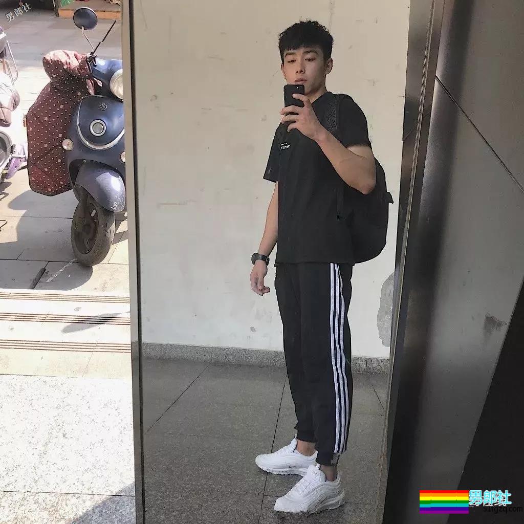 干净帅气还有小腹肌的少年，是多少人的理想型？ - 51虹马